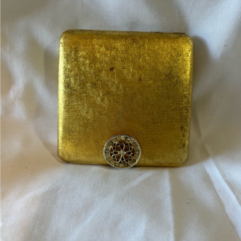 1960s Avon powder compact